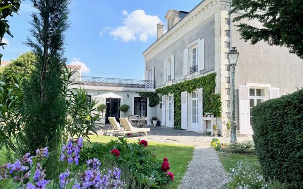 Maison à vendre    7 pièces • 342 m2 Niort