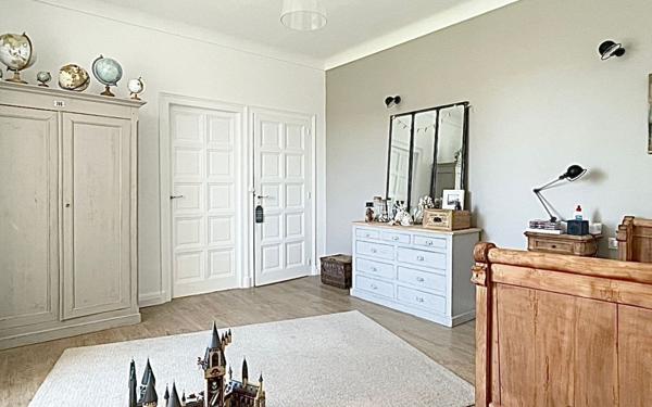 Maison à vendre    7 pièces • 342 m2 Niort