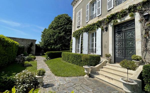 Maison à vendre    7 pièces • 342 m2 Niort