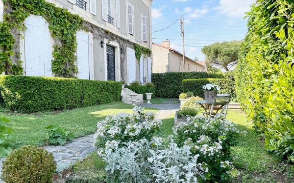 Maison à vendre    7 pièces • 342 m2 Niort