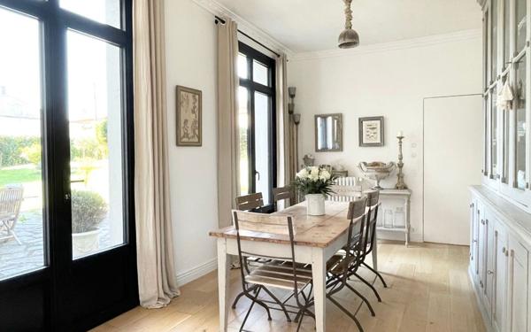 Maison à vendre    7 pièces • 342 m2 Niort