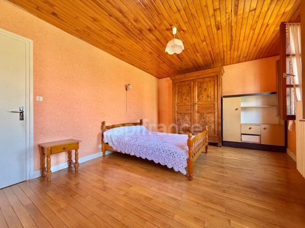 MAISON DE VILLAGE DE 110 M2, TERRAIN DE 3 476 M2, 4 CHAMBRES, DOUBLE GARAGE DE 62 M2, GARAGE, ATELIERS, CAVE VOÛTÉE, TF 251€