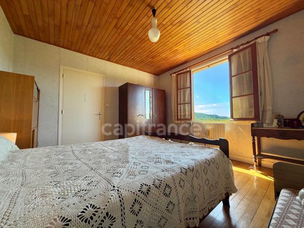 MAISON DE VILLAGE DE 110 M2, TERRAIN DE 3 476 M2, 4 CHAMBRES, DOUBLE GARAGE DE 62 M2, GARAGE, ATELIERS, CAVE VOÛTÉE, TF 251€