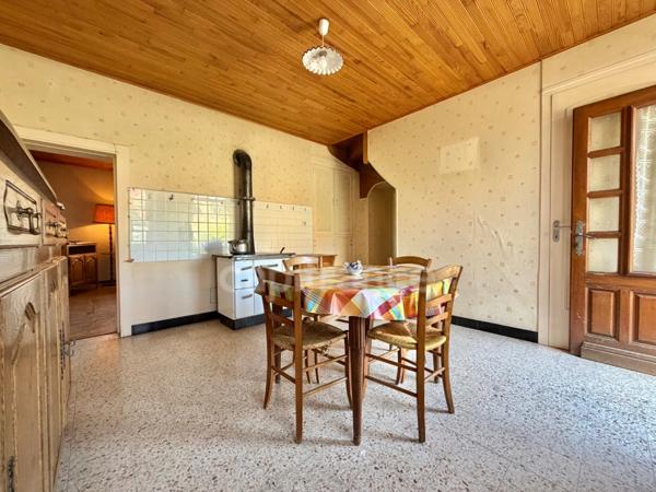 MAISON DE VILLAGE DE 110 M2, TERRAIN DE 3 476 M2, 4 CHAMBRES, DOUBLE GARAGE DE 62 M2, GARAGE, ATELIERS, CAVE VOÛTÉE, TF 251€