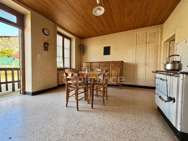 MAISON DE VILLAGE DE 110 M2, TERRAIN DE 3 476 M2, 4 CHAMBRES, DOUBLE GARAGE DE 62 M2, GARAGE, ATELIERS, CAVE VOÛTÉE, TF 251€