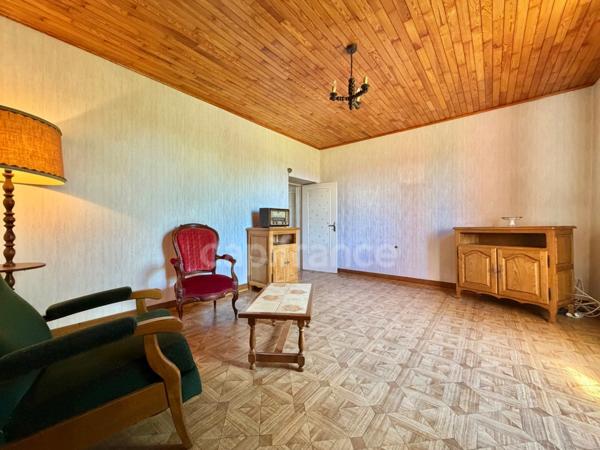 MAISON DE VILLAGE DE 110 M2, TERRAIN DE 3 476 M2, 4 CHAMBRES, DOUBLE GARAGE DE 62 M2, GARAGE, ATELIERS, CAVE VOÛTÉE, TF 251€