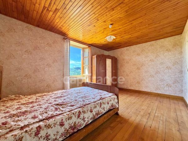 MAISON DE VILLAGE DE 110 M2, TERRAIN DE 3 476 M2, 4 CHAMBRES, DOUBLE GARAGE DE 62 M2, GARAGE, ATELIERS, CAVE VOÛTÉE, TF 251€