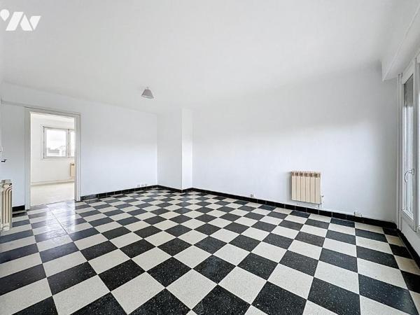 Situé au 4eme et dernier étage (sans ascenseur) d'un immeuble bien entretenu, cet appartement o...