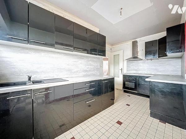 Situé au 4eme et dernier étage (sans ascenseur) d'un immeuble bien entretenu, cet appartement o...