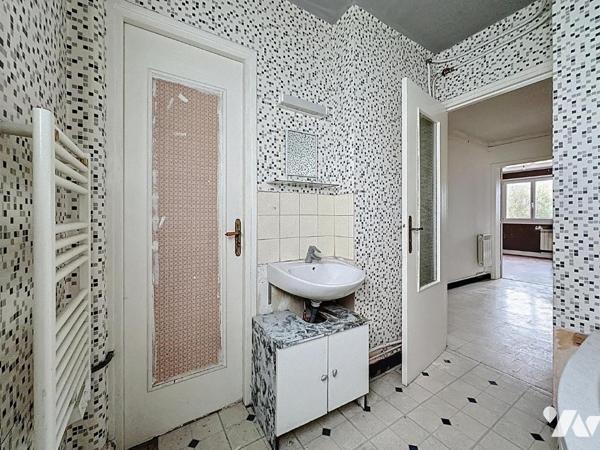 Situé au 4eme et dernier étage (sans ascenseur) d'un immeuble bien entretenu, cet appartement o...