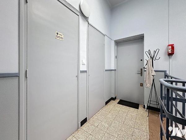 Situé au 4eme et dernier étage (sans ascenseur) d'un immeuble bien entretenu, cet appartement o...