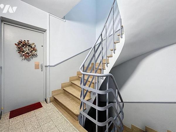 Situé au 4eme et dernier étage (sans ascenseur) d'un immeuble bien entretenu, cet appartement o...