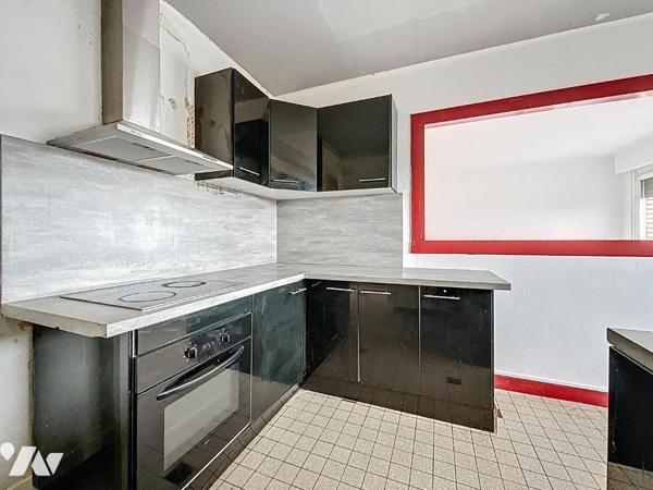 Situé au 4eme et dernier étage (sans ascenseur) d'un immeuble bien entretenu, cet appartement o...