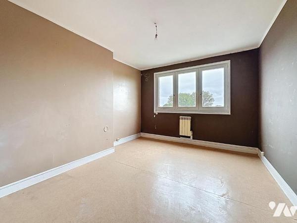 Situé au 4eme et dernier étage (sans ascenseur) d'un immeuble bien entretenu, cet appartement o...