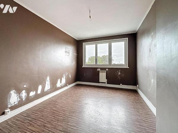 Situé au 4eme et dernier étage (sans ascenseur) d'un immeuble bien entretenu, cet appartement o...