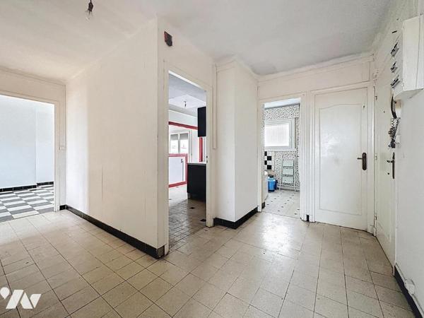 Situé au 4eme et dernier étage (sans ascenseur) d'un immeuble bien entretenu, cet appartement o...