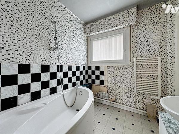 Situé au 4eme et dernier étage (sans ascenseur) d'un immeuble bien entretenu, cet appartement o...