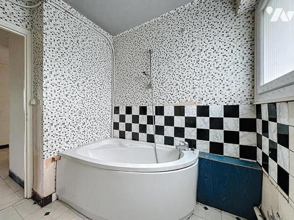 Situé au 4eme et dernier étage (sans ascenseur) d'un immeuble bien entretenu, cet appartement o...