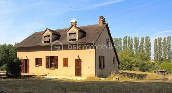Située à proximité immédiate de la commune de Courtenay, cette grande maison familiale offre un cadre de vie idyllique, paisible et verdoyant. Élevée sur un sous-sol total entièrement compartimenté, elle prend place au cœur d'un magnifique terrain arboré de plus de 7 000 m², agrémenté d'un bel étang privé.
L'entrée de la maison s'ouvre sur une vaste pièce de vie traversante de 65 m², baignée de lumière et sublimée par une cheminée conviviale. Le rez-de-chaussée propose également une belle cuisine lumineuse, idéale pour vos repas du quotidien. À l'étage, l'espace nuit se compose de trois belles chambres, d’un palier , d'une salle de bains avec baignoire ainsi que de deux WC séparés.
Les aménagements extérieurs constituent un véritable atout. Vous profiterez d'une grande terrasse exposée plein sud, offrant une vue dégagée et panoramique sur la campagne environnante et sur l'étang de la propriété.
Ce bien rare sur le secteur saura séduire les amoureux de nature et de tranquillité.
Pour obtenir plus de renseignements, recevoir le dossier complet ou organiser une visite, je vous invite à me contacter dès aujourd'hui.