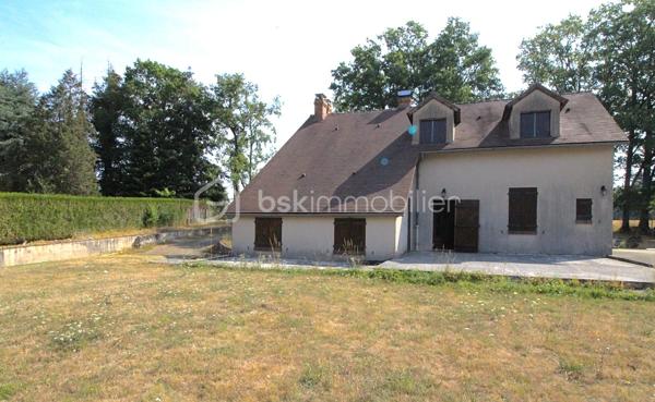 Située à proximité immédiate de la commune de Courtenay, cette grande maison familiale offre un cadre de vie idyllique, paisible et verdoyant. Élevée sur un sous-sol total entièrement compartimenté, elle prend place au cœur d'un magnifique terrain arboré de plus de 7 000 m², agrémenté d'un bel étang privé.
L'entrée de la maison s'ouvre sur une vaste pièce de vie traversante de 65 m², baignée de lumière et sublimée par une cheminée conviviale. Le rez-de-chaussée propose également une belle cuisine lumineuse, idéale pour vos repas du quotidien. À l'étage, l'espace nuit se compose de trois belles chambres, d’un palier , d'une salle de bains avec baignoire ainsi que de deux WC séparés.
Les aménagements extérieurs constituent un véritable atout. Vous profiterez d'une grande terrasse exposée plein sud, offrant une vue dégagée et panoramique sur la campagne environnante et sur l'étang de la propriété.
Ce bien rare sur le secteur saura séduire les amoureux de nature et de tranquillité.
Pour obtenir plus de renseignements, recevoir le dossier complet ou organiser une visite, je vous invite à me contacter dès aujourd'hui.