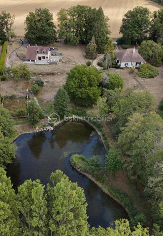 Située à proximité immédiate de la commune de Courtenay, cette grande maison familiale offre un cadre de vie idyllique, paisible et verdoyant. Élevée sur un sous-sol total entièrement compartimenté, elle prend place au cœur d'un magnifique terrain arboré de plus de 7 000 m², agrémenté d'un bel étang privé.
L'entrée de la maison s'ouvre sur une vaste pièce de vie traversante de 65 m², baignée de lumière et sublimée par une cheminée conviviale. Le rez-de-chaussée propose également une belle cuisine lumineuse, idéale pour vos repas du quotidien. À l'étage, l'espace nuit se compose de trois belles chambres, d’un palier , d'une salle de bains avec baignoire ainsi que de deux WC séparés.
Les aménagements extérieurs constituent un véritable atout. Vous profiterez d'une grande terrasse exposée plein sud, offrant une vue dégagée et panoramique sur la campagne environnante et sur l'étang de la propriété.
Ce bien rare sur le secteur saura séduire les amoureux de nature et de tranquillité.
Pour obtenir plus de renseignements, recevoir le dossier complet ou organiser une visite, je vous invite à me contacter dès aujourd'hui.
