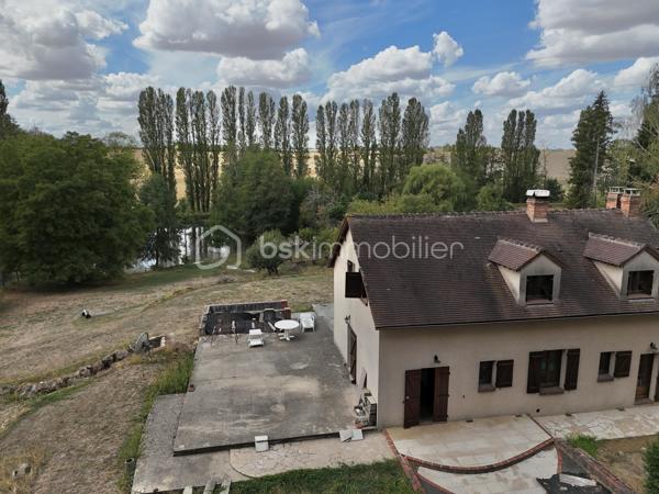 Située à proximité immédiate de la commune de Courtenay, cette grande maison familiale offre un cadre de vie idyllique, paisible et verdoyant. Élevée sur un sous-sol total entièrement compartimenté, elle prend place au cœur d'un magnifique terrain arboré de plus de 7 000 m², agrémenté d'un bel étang privé.
L'entrée de la maison s'ouvre sur une vaste pièce de vie traversante de 65 m², baignée de lumière et sublimée par une cheminée conviviale. Le rez-de-chaussée propose également une belle cuisine lumineuse, idéale pour vos repas du quotidien. À l'étage, l'espace nuit se compose de trois belles chambres, d’un palier , d'une salle de bains avec baignoire ainsi que de deux WC séparés.
Les aménagements extérieurs constituent un véritable atout. Vous profiterez d'une grande terrasse exposée plein sud, offrant une vue dégagée et panoramique sur la campagne environnante et sur l'étang de la propriété.
Ce bien rare sur le secteur saura séduire les amoureux de nature et de tranquillité.
Pour obtenir plus de renseignements, recevoir le dossier complet ou organiser une visite, je vous invite à me contacter dès aujourd'hui.