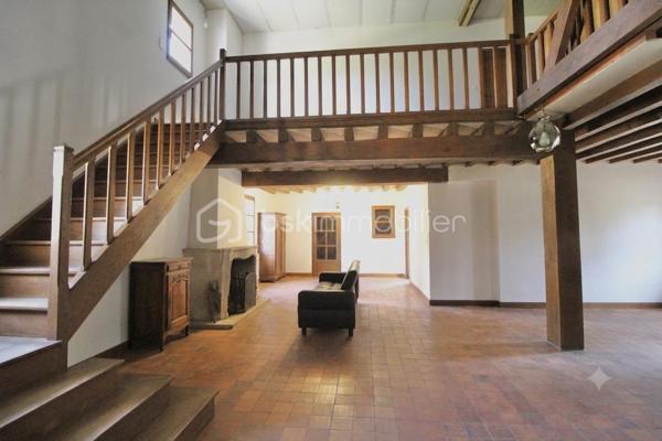 Située à proximité immédiate de la commune de Courtenay, cette grande maison familiale offre un cadre de vie idyllique, paisible et verdoyant. Élevée sur un sous-sol total entièrement compartimenté, elle prend place au cœur d'un magnifique terrain arboré de plus de 7 000 m², agrémenté d'un bel étang privé.
L'entrée de la maison s'ouvre sur une vaste pièce de vie traversante de 65 m², baignée de lumière et sublimée par une cheminée conviviale. Le rez-de-chaussée propose également une belle cuisine lumineuse, idéale pour vos repas du quotidien. À l'étage, l'espace nuit se compose de trois belles chambres, d’un palier , d'une salle de bains avec baignoire ainsi que de deux WC séparés.
Les aménagements extérieurs constituent un véritable atout. Vous profiterez d'une grande terrasse exposée plein sud, offrant une vue dégagée et panoramique sur la campagne environnante et sur l'étang de la propriété.
Ce bien rare sur le secteur saura séduire les amoureux de nature et de tranquillité.
Pour obtenir plus de renseignements, recevoir le dossier complet ou organiser une visite, je vous invite à me contacter dès aujourd'hui.