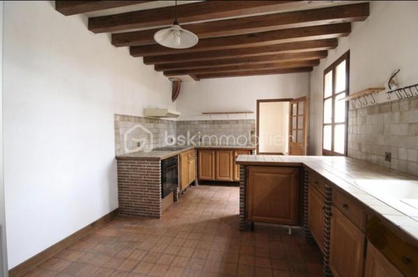 Située à proximité immédiate de la commune de Courtenay, cette grande maison familiale offre un cadre de vie idyllique, paisible et verdoyant. Élevée sur un sous-sol total entièrement compartimenté, elle prend place au cœur d'un magnifique terrain arboré de plus de 7 000 m², agrémenté d'un bel étang privé.
L'entrée de la maison s'ouvre sur une vaste pièce de vie traversante de 65 m², baignée de lumière et sublimée par une cheminée conviviale. Le rez-de-chaussée propose également une belle cuisine lumineuse, idéale pour vos repas du quotidien. À l'étage, l'espace nuit se compose de trois belles chambres, d’un palier , d'une salle de bains avec baignoire ainsi que de deux WC séparés.
Les aménagements extérieurs constituent un véritable atout. Vous profiterez d'une grande terrasse exposée plein sud, offrant une vue dégagée et panoramique sur la campagne environnante et sur l'étang de la propriété.
Ce bien rare sur le secteur saura séduire les amoureux de nature et de tranquillité.
Pour obtenir plus de renseignements, recevoir le dossier complet ou organiser une visite, je vous invite à me contacter dès aujourd'hui.