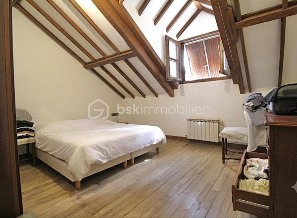 Située à proximité immédiate de la commune de Courtenay, cette grande maison familiale offre un cadre de vie idyllique, paisible et verdoyant. Élevée sur un sous-sol total entièrement compartimenté, elle prend place au cœur d'un magnifique terrain arboré de plus de 7 000 m², agrémenté d'un bel étang privé.
L'entrée de la maison s'ouvre sur une vaste pièce de vie traversante de 65 m², baignée de lumière et sublimée par une cheminée conviviale. Le rez-de-chaussée propose également une belle cuisine lumineuse, idéale pour vos repas du quotidien. À l'étage, l'espace nuit se compose de trois belles chambres, d’un palier , d'une salle de bains avec baignoire ainsi que de deux WC séparés.
Les aménagements extérieurs constituent un véritable atout. Vous profiterez d'une grande terrasse exposée plein sud, offrant une vue dégagée et panoramique sur la campagne environnante et sur l'étang de la propriété.
Ce bien rare sur le secteur saura séduire les amoureux de nature et de tranquillité.
Pour obtenir plus de renseignements, recevoir le dossier complet ou organiser une visite, je vous invite à me contacter dès aujourd'hui.