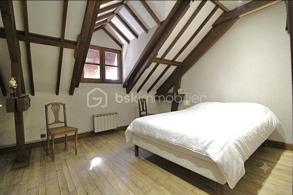 Située à proximité immédiate de la commune de Courtenay, cette grande maison familiale offre un cadre de vie idyllique, paisible et verdoyant. Élevée sur un sous-sol total entièrement compartimenté, elle prend place au cœur d'un magnifique terrain arboré de plus de 7 000 m², agrémenté d'un bel étang privé.
L'entrée de la maison s'ouvre sur une vaste pièce de vie traversante de 65 m², baignée de lumière et sublimée par une cheminée conviviale. Le rez-de-chaussée propose également une belle cuisine lumineuse, idéale pour vos repas du quotidien. À l'étage, l'espace nuit se compose de trois belles chambres, d’un palier , d'une salle de bains avec baignoire ainsi que de deux WC séparés.
Les aménagements extérieurs constituent un véritable atout. Vous profiterez d'une grande terrasse exposée plein sud, offrant une vue dégagée et panoramique sur la campagne environnante et sur l'étang de la propriété.
Ce bien rare sur le secteur saura séduire les amoureux de nature et de tranquillité.
Pour obtenir plus de renseignements, recevoir le dossier complet ou organiser une visite, je vous invite à me contacter dès aujourd'hui.