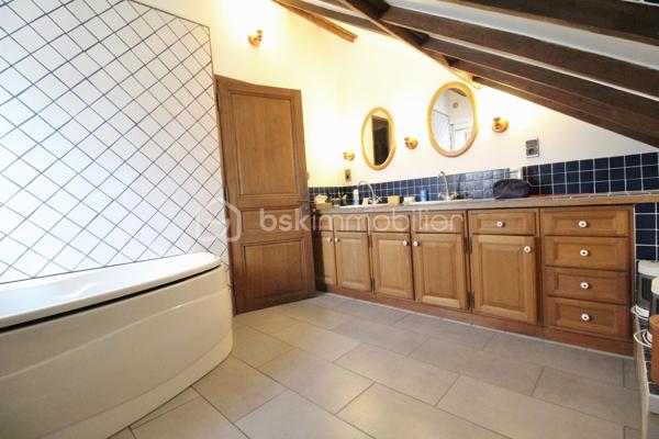 Située à proximité immédiate de la commune de Courtenay, cette grande maison familiale offre un cadre de vie idyllique, paisible et verdoyant. Élevée sur un sous-sol total entièrement compartimenté, elle prend place au cœur d'un magnifique terrain arboré de plus de 7 000 m², agrémenté d'un bel étang privé.
L'entrée de la maison s'ouvre sur une vaste pièce de vie traversante de 65 m², baignée de lumière et sublimée par une cheminée conviviale. Le rez-de-chaussée propose également une belle cuisine lumineuse, idéale pour vos repas du quotidien. À l'étage, l'espace nuit se compose de trois belles chambres, d’un palier , d'une salle de bains avec baignoire ainsi que de deux WC séparés.
Les aménagements extérieurs constituent un véritable atout. Vous profiterez d'une grande terrasse exposée plein sud, offrant une vue dégagée et panoramique sur la campagne environnante et sur l'étang de la propriété.
Ce bien rare sur le secteur saura séduire les amoureux de nature et de tranquillité.
Pour obtenir plus de renseignements, recevoir le dossier complet ou organiser une visite, je vous invite à me contacter dès aujourd'hui.