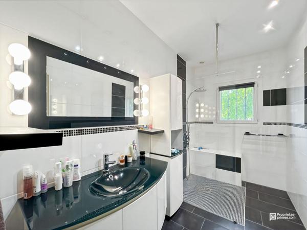 Maison familiale rénovée 4 chambres, piscine - Quartier calme à Saint-Médard-en-Jalles