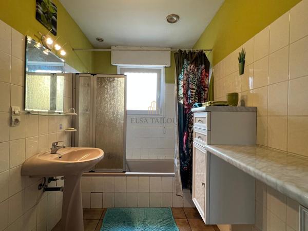 Mondelange – Ensemble immobilier 189 m² – Investisseur / Grande famille – Jardin, terrasse, double garage À Mondelange , ensemble immobilier d’environ 189 m² sur un terrain d’environ 485 m² , offrant un fort potentiel pour investisseur, professionnel ou grande famille .