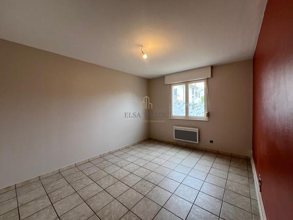 Mondelange – Ensemble immobilier 189 m² – Investisseur / Grande famille – Jardin, terrasse, double garage À Mondelange , ensemble immobilier d’environ 189 m² sur un terrain d’environ 485 m² , offrant un fort potentiel pour investisseur, professionnel ou grande famille .
