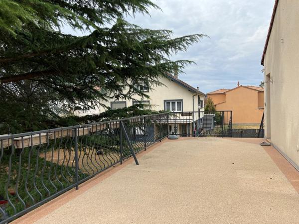 Mondelange – Ensemble immobilier 189 m² – Investisseur / Grande famille – Jardin, terrasse, double garage À Mondelange , ensemble immobilier d’environ 189 m² sur un terrain d’environ 485 m² , offrant un fort potentiel pour investisseur, professionnel ou grande famille .