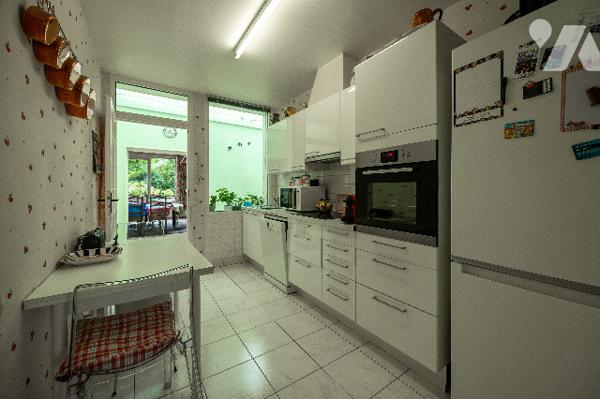 Une maison d'habitation comprenant : au rez-de-chaussée : entrée, cuisine aménagée, séjour-salon,