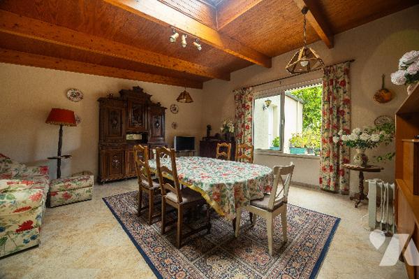 Une maison d'habitation comprenant : au rez-de-chaussée : entrée, cuisine aménagée, séjour-salon,