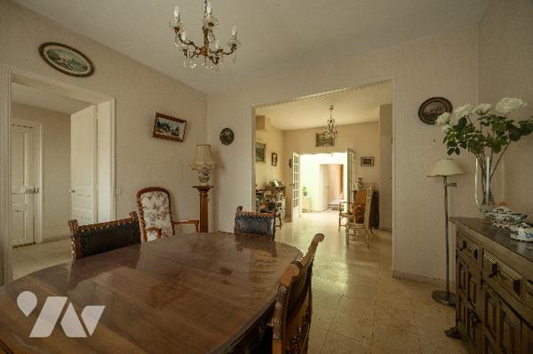 Une maison d'habitation comprenant : au rez-de-chaussée : entrée, cuisine aménagée, séjour-salon,