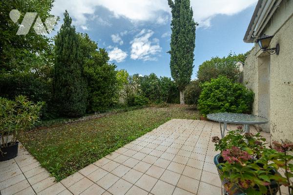 Une maison d'habitation comprenant : au rez-de-chaussée : entrée, cuisine aménagée, séjour-salon,