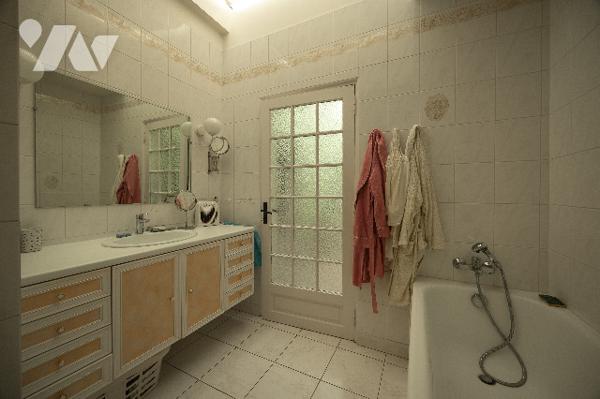 Une maison d'habitation comprenant : au rez-de-chaussée : entrée, cuisine aménagée, séjour-salon,