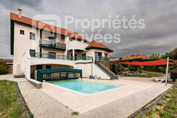 Maison d'architecte de standing de 7 pièces avec piscine chauffée