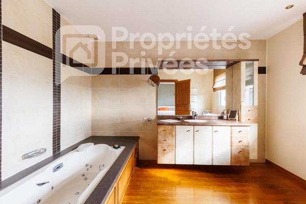 Maison d'architecte de standing de 7 pièces avec piscine chauffée