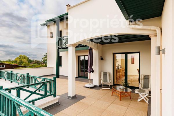 Maison d'architecte de standing de 7 pièces avec piscine chauffée