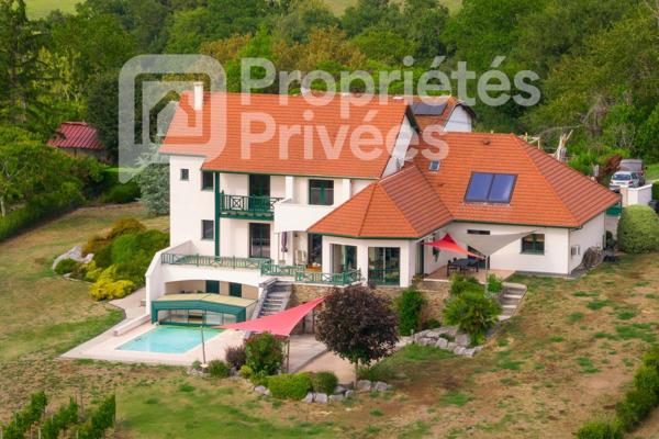 Maison d'architecte de standing de 7 pièces avec piscine chauffée
