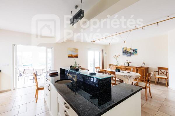 Maison d'architecte de standing de 7 pièces avec piscine chauffée