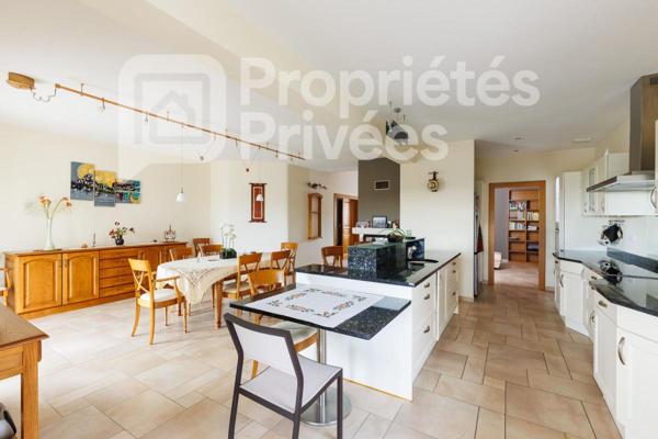 Maison d'architecte de standing de 7 pièces avec piscine chauffée