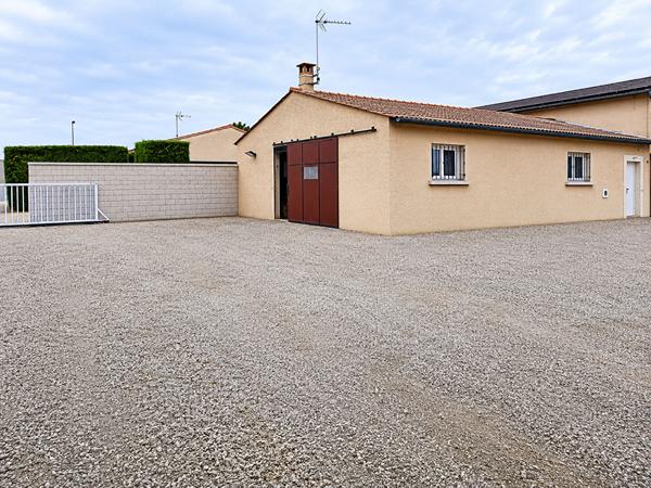 EXCLUSIVITE A MORIERES LES AVIGNON - A LOUER - HANGAR DE STOCKAGE OU ACTIVITE ARTISANALE OU COMMERCIALE EN LOCATION