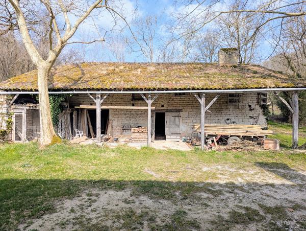 Corps de ferme avec dépendances et environ 22 hectares attenants