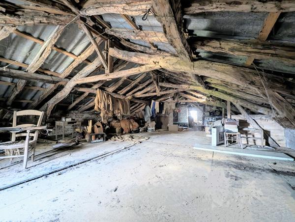 Corps de ferme avec dépendances et environ 22 hectares attenants