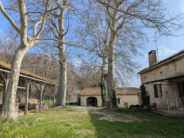 Corps de ferme avec dépendances et environ 22 hectares attenants